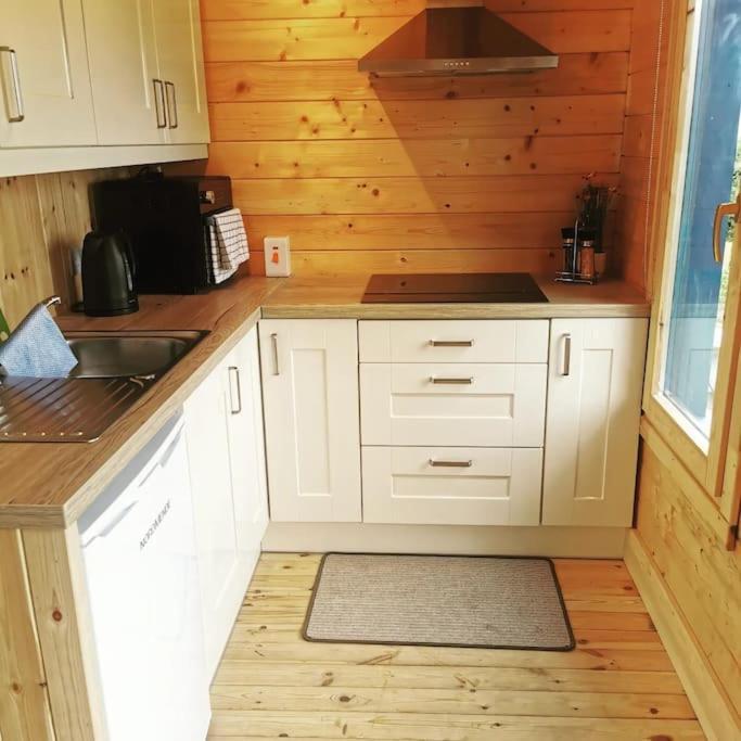 Ceaser'S Cabin Is A Cosy 1 Bedroom Cabin Лехінч Екстер'єр фото